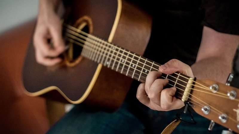 5 Chord Gitar Mudah Lagu Barat yang Hits